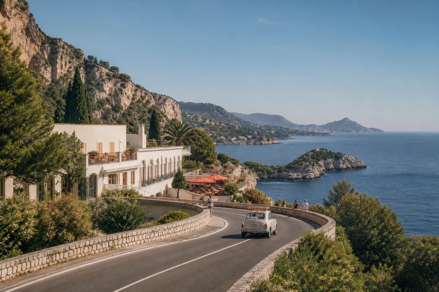 Hôtel méditerranéen photographié depuis une route côtière